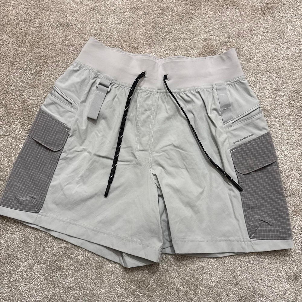 Lululemon Multi Pocket Cargo High Rise Hiking Shorts Seal Grey Size 6